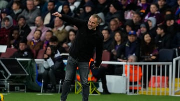 BARCELONA, 02/03/2025.- El entrenador del FC Barcelona, Hansi Flick, durante el partido de LaLiga EA Sports entre FC Barcelona y Real Sociedad, este domingo en el estadio Olímpico de Montjuic de Barcelona. EFE/ Alejandro García