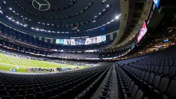 Imagen del Mercedes-Benz Superdome con las gradas vac&iacute;as durante un partido de la NFL.