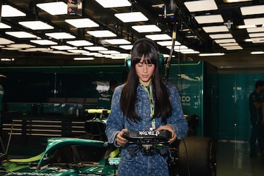 Fernando Alonso y Aitana Ocaña posan en el box de Alpine durante el Gran Premio de México de Fórmula 1.