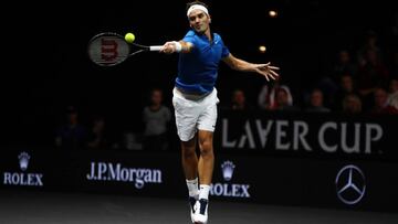 Roger Federer devuelve una bola ante Nick Kyrgios durante un partido de la Laver Cup.