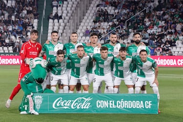 La camiseta está inspirada en la temporada 2006/2007 del Córdoba CF, una etapa que culminó el 24 de junio de 2007 con el ascenso a Segunda División tras la histórica eliminatoria ante la SD Huesca. Aquel logro quedó marcado por el liderazgo de Pepe Escalante desde el banquillo, los 24 goles de Javi Moreno, la irrupción de Javi Flores y el carácter de Alessandro Pierini, además del inolvidable penalti transformado por Dani en El Alcoraz que desató la euforia del cordobesismo. 