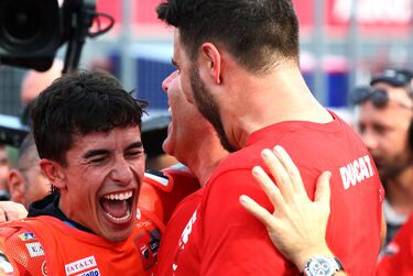 Alegría del piloto español junto con sus compañeros de equipo.