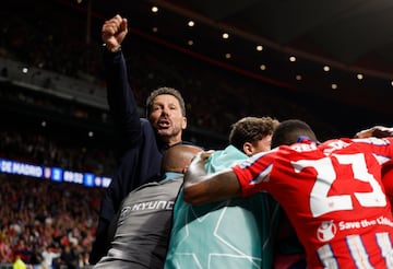 Simeone celebra efusivamente el tanto de Giménez.