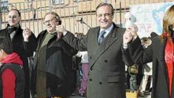 <b>PARTICIPATIVOS. </b>Florentino y Trinidad Jiménez disfrutaron con los más pequeños del colegio.