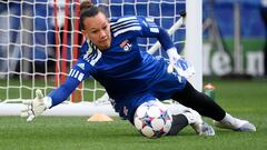 Lyon's Chilean goalkeeper Christiane Endler takes part in a training session on the eve of the UEFA Women's Champions League final between FC Barcelona and Lyon (OL) at the Allianz Stadium in Turin, on May 20, 2022. (Photo by FRANCK FIFE / AFP)