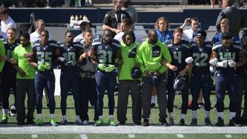 Los jugadores de Seattle Seahawks protestaron entrelazando sus brazos.