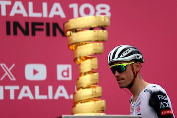 Juan Ayuso, junto al Trofeo Senza Fine.