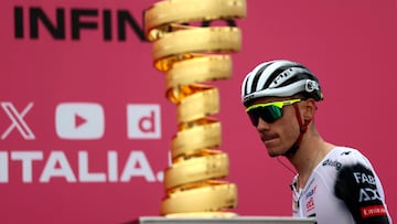 Juan Ayuso, junto al Trofeo Senza Fine del Giro de Italia.