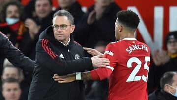 Ralf Rangnick y Jadon Sancho, entrenador y jugador del Manchester United, se saludan mientras el futbolista es sustituido.
 