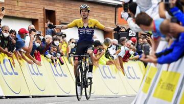 Primoz Roglic celebra su victoria en la segunda etapa del Dauphin&eacute;.