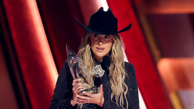 Who is Lainey Wilson, the artist performing in the Giants vs Cowboys Thanksgiving Day game halftime show?