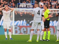 BERGAMO (Italy), 22/02/2026.- Napoli's Rasmus Hojlund (L) reacts after referee Daniele Chiffi revoked Napoli's penalty following a VAR review during the Italian Serie A soccer match between Atalanta BC and SSC Napoli in Bergamo, Italy, 22 February 2026. (Italia) EFE/EPA/MICHELE MARAVIGLIA
