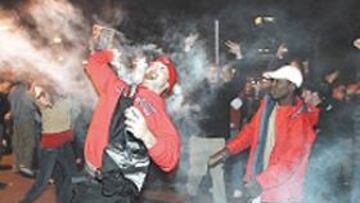 <b>DISTURBIOS. </b>Tras el partido hubo serios altercados entre los hinchas.