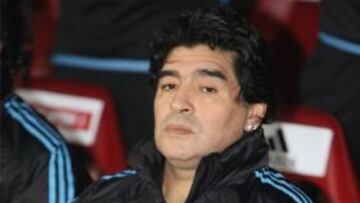 Maradona arrolla con su vehículo a un cámara de televisión