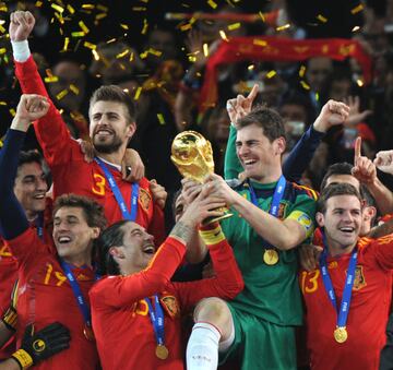 2010. Gerard Piqué campeon del mundo con la selección española en Sudáfrica tras ganar 0-1 a Países Bajos.