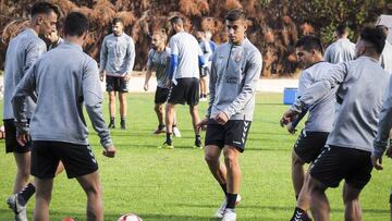 Rub&eacute;n Alcaraz dirige un rondo durante uno de los entrenamientos del Valladolid. El centrocampista catal&aacute;n lleg&oacute; este verano al Valladolid procedente del Girona tras estar cedido en el Almer&iacute;a. 