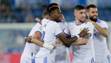 Valverde, entre Alaba y Nacho, celebra un gol del Madrid en Vitoria ante el Alavés.