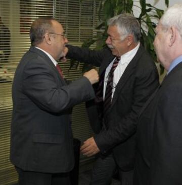 El Director de AS, Alfredo Relaño y Carlos Caszely se saludan.