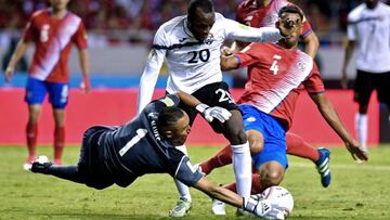 Costa Rica&#039;s goalkeeper Keylor Navas (L) and Costa Rica&#039;s defender Michael Umana (R)vie for the ball with Trinidad and Tobago&#039;s Jamille Boatswain (C) during a FIFA World Cup Russia 2018 Concacaf qualifier match in San Jose on June 13, 2017. / AFP PHOTO / Ezequiel BECERRA