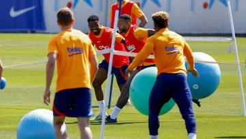 Ansu Fati y Memphis, con Adama al fondo, en uno de los ejercicios del entrenamiento del Barça ayer.