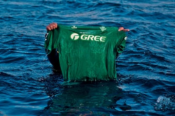 La biloga Candela Snchez sostiene la nueva camiseta, hecha de algas y plsticos recolectados del fondo del mar en Tarifa, que el Betis lucir  el prximo 16 de febrero en el partido Forever Green 2025 que se disputar en el Villamarn contra la Real Sociedad, en una iniciativa que tiene como objetivo hacer visibles los efectos del cambio climtico.