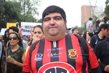 Hinchas de distintos clubes llegaron hasta Plaza Italia para ser parte de la manifestación más masiva. Hasta los archirrivales se tomaron fotografías juntos.