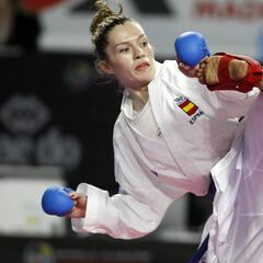 El equipo femenino de kumite se cuelga la medalla de bronce