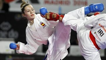 El equipo femenino de kumite se cuelga la medalla de bronce