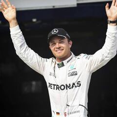 Rosberg beats Hamilton to pole in chaotic qualifying