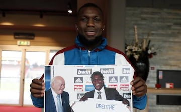 Royston Drenthe with the picture of his presentation at Real Madrid with Alfredo Di Stéfano.