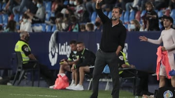 Quique dirigiendo al equipo en su primer partido frente al Levante.