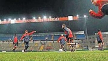 <b>A TOPE. </b>Osasuna se ejercitó ayer sobre el Ennio Tardini para preparar el crucial partido de esta noche ante el Parma.