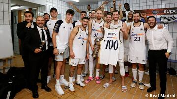 Rudy Fernández celebra con sus compañeros su partido 700 con el Real Madrid después de ganar la final de la Supercopa al Unicaja en Murcia.