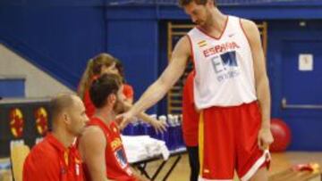 Pau Gasol habla con Rudy Fernández en su primer entrenamiento con la Selección.