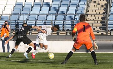 Real Madrid Castilla 1-0 SS de los Reyes | Rodrygo inició la jugada por la izquierda, soportó un golpe y logró crear la acción necesaria para que Reinier prolongase con una delicatessen de tacón para Fidalgo, que marcó con calidad. 