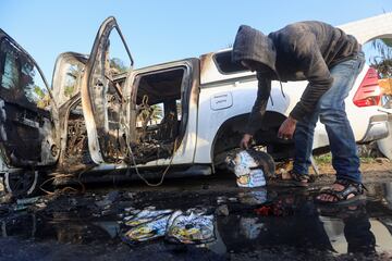 Un palestino inspecciona la zona cerca del vehículo donde los empleados de World Central Kitchen (WCK) viajaban. 