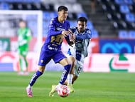Soccer Football - Liga MX - Play In - Pachuca v Pumas UNAM - Estadio Hidalgo, Pachuca, Mexico - November 20, 2025 Pumas UNAM's Jorge Ruvalcaba in action with Pachuca's Alan Bautista REUTERS/Eloisa Sanchez