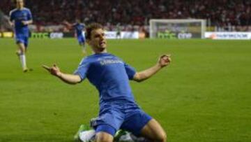 Branislav Ivanovic celebra el gol que le marc&oacute; al Benfica. 