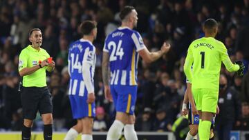 Robert S&aacute;nchez, portero del Brighton, se marcha del campo tras ser expulsado por el &aacute;rbitro ingl&eacute;s David Coote ante el Newcastle en Premier League.