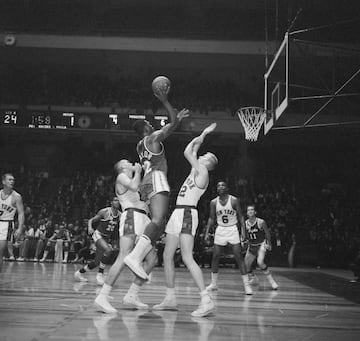 El 15 de noviembre de 1960, los Lakers ganaron a los Knicks (123-108) con m¨¢s de la mitad de los puntos anotados por Baylor, un alero total que anot¨® 28 de 48 tiros y 15 de 18 tiros libres. Baylor, que tiene su estatua en el Staples Center, es una de las grandes leyendas de los Lakers, un jugador que hizo toda su carrera en la franquicia (de Minneapolis a L.A.) depsu¨¦s de ser n¨²mero 1 del draft en 1958. Fue once veces all star, promedi¨® en la NBA m¨¢s de 27 puntos y 13 rebotes por partido y se retir¨® en 1971, nada m¨¢s comenzar el a?o del primer anillo de la franquicia en Los ?ngeles. El que se le hab¨ªa resistido en los a?os anteriores al big three que formaban ¨¦l mismo, Jerry West y Wilt Chamberlain.