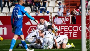 Los jugadores del Albacete celebran un gol durante su partido ante el Racing de Santander en LaLiga Hypermotion.