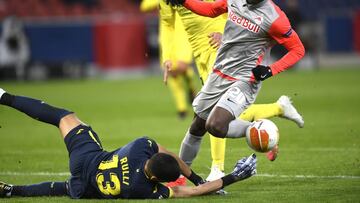 Villareal&#039;s goalkeeper Geronimo Rulli, left, and Salzburg&#039;s Patson Daka challenge for the ball during the Europa League round of 32 first leg soccer match between FC Red Bull Salzburg and Villarreal at the Red Bull Arena in Salzburg, Austria, Th