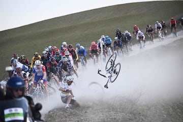 A 100 kilómetros de meta, caída masiva provocada por las fuertes rachas de viento. Alaphilippe, que ha saltado por los aires con voltereta incluida, entre los implicados. 
