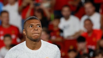PALMA, 18/08/2024.- El delantero francés del Real Madrid Kylian Mbappé antes del partido de LaLiga entre el RCD Mallorca y el Real Madrid, este domingo en el estadio de Son Moix, en Palma. EFE/CATI CLADERA