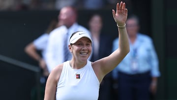 Wimbledon (United Kingdom), 10/07/2025.- Amanda Anisimova of the USA celebrates after winning the Women's Singles semi-finals match against Aryna Sabalenka of Belarus at the Wimbledon Championships, Wimbledon, Britain, 10 July 2025. (Tenis, Bielorrusia, Reino Unido) EFE/EPA/NEIL HALL EDITORIAL USE ONLY