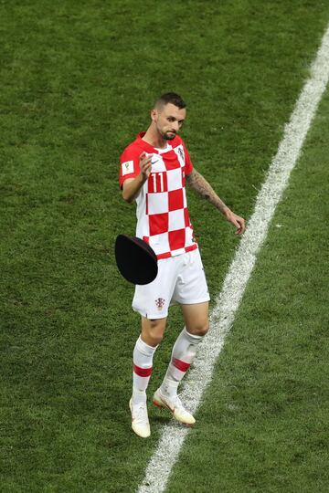 Brozovic, a diferencia de Lovre, se lo tom車 con m芍s humor. El centrocampista del Inter de Mil芍n opt車 por tom芍rselo con humor cogiendo el sombrero que llevaba el aficionado y poni谷ndoselo el mismo.