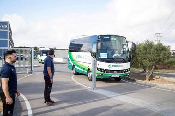 Los invitados a la boda de Rafa Nadal y Mery Perelló en los autobuses que los trasladan desde la Academia de Rafa Nadal, en Manacor, el punto de encuentro desde el que han partido a Pollença, donde se encuentra Sa Fortalesa, el lugar elegido para la celebración. 