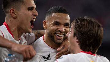 En-Nesyri celebra el 3-0 junto a Lamela y Bryan Gil.