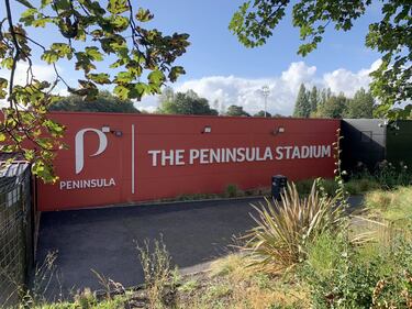 La entrada al Peninsula Stadium, el campo del Salford.