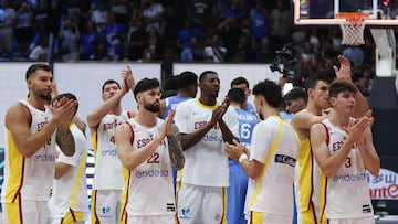 Players of Spain greet their supporters after losing the FIBA EuroBasket 2025 group C basketball match between Spain and Greece at the Spyros Kyprianou Arena in Limassol, Cyprus, 04 September 2025.